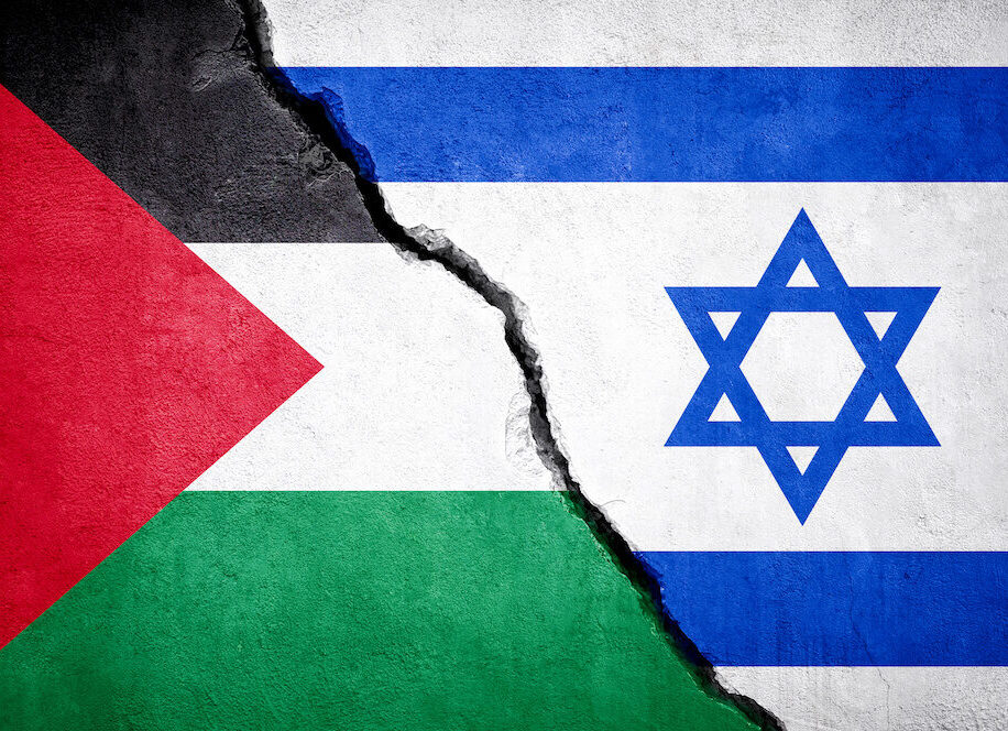 Uma imagem das bandeiras de Israel e Palestina simboliza as tensões, o conflito e as esperanças de coexistência entre os dois povos, refletindo disputas territoriais, políticas e culturais.